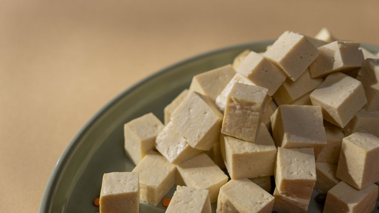 Quick-fix: Tofu, bocconcini and greens