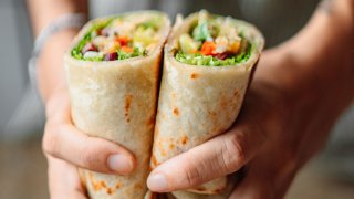 Quick-fix: Vegetables, avocado and hummus wrap