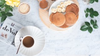 Oat-y spelt and chocolate hotcakes with coconut bananas