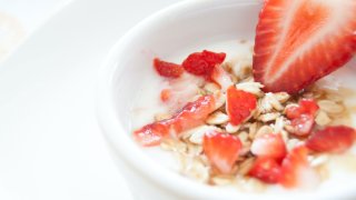 Quick-fix: Untoasted muesli and strawberries