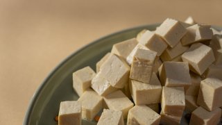 Quick-fix: Tofu, bocconcini and greens